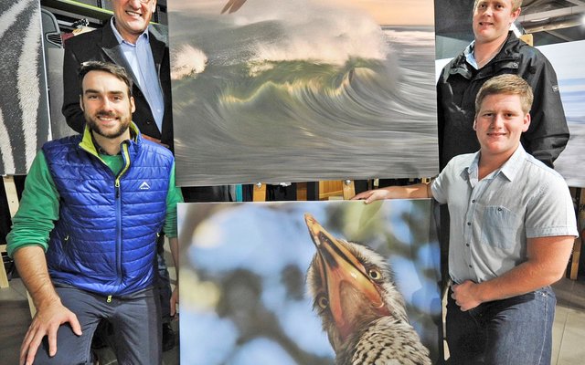 Regs agter is Gansbaai se Hugh-Daniel Grobler langs sy wenfoto, met Bun Booyens (Redakteur, Die Burger) links